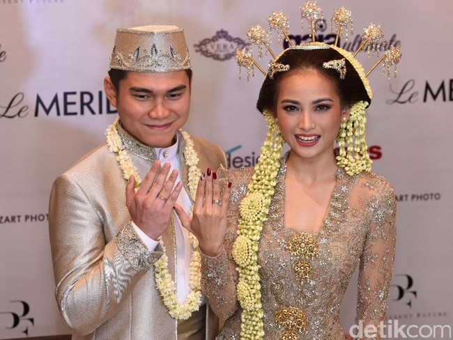Nikah pada 2016 silam, aktris Acha Septriasa tampil flawless dengan riasan natural. Dengan bibir bernuansa nude, makeup pengantin Acha hanya ditegaskan di bagian mata.  Foto: Noel/detikHOT