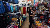 Karena kawasan ini seperti pasar dan banyak sekali barang yang dijajakan dengan beragam harga.