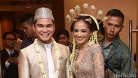 Pose di depan kamera, Vicky dan Acha terlihat sangat serasi. Pool/Noel/detikFoto.