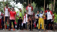Sejumlah anak tengah memainkan permainan tradisional bernama egrang di Festival Permainan Tradisional Anak Indonesia (FPTA) di Taman Bhinneka Tunggal Ika, Taman Mini Indonesia Indah, Jakarta Timur, Minggu (11/12/2016).