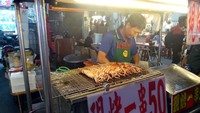 Jajanan yang wajib dicoba bila main ke Liuhe Night Market adalah olahan seafood bakarnya. Salah satunya cumi-cumi bakar yang cukup menggoda ini, harganya hanya NT$ 50 (sekitar Rp 22 ribu) saja (Wahyu/detikTravel)