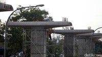 Tiang-tiang beton tersebut adalah tiang pancang yang merupakan bagian dari proyek pembangunan Light Rail Transit (LRT) rute Cibubur-Cawang.