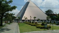 Di sekitar monumen dan museum dihiasi taman yang cukup hijau. Ada juga tempat permainan anak, musala, dan kios pedagang yang akan segera dibangun untuk memanjakan wisatawan (Enggran/detikTravel)
