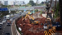 Penampakan pembangunan Light Rail Transit di kawasan Taman Mini rute Cibubur-Cawang pada Sabtu (10/12/2016).