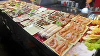 Aneka seafood ini bisa traveler nikmati dari mulai harga NT 50-150 (setara Rp 22 ribu-65 ribu). Harga yang standar bila melihat kualitas seafood yang ditawarkan, segar-segar lho traveler (Wahyu/detikTravel)