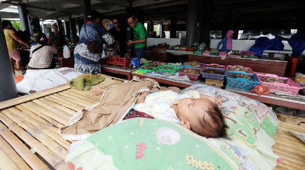 Aneka olahan ikan laut dijual di Sentra Ikan Bulak