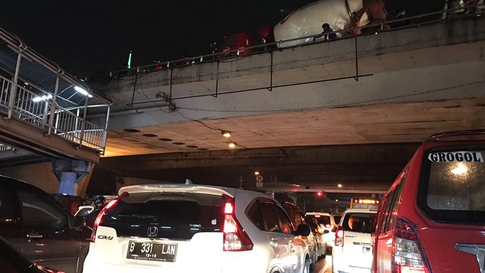 Minggu Malam, Lalin Tomang Arah Grogol Macet Parah