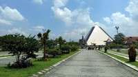 Museum Islam Nusantara berdiri di atas lahan seluas 4,9 hektar. Dari kejauhan sudah terlihat desain unik museum ini, yaitu berbentuk limas segi empat atau lebih mirip seperti piramida (Enggran/detikTravel)