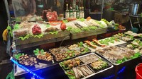 Traveler bisa memilih sendiri seafoodnya dan meminta si pedagang untuk memasaknya untuk Anda. Bisa dengan bumbu sederhana, tumis bawang putih, atau dengan bumbu lain seperti saus tiram yang pastinya menggoda untuk diicipi (Wahyu/detikTravel)