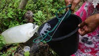 Air tersebut ditampung di dalam jerigen.
