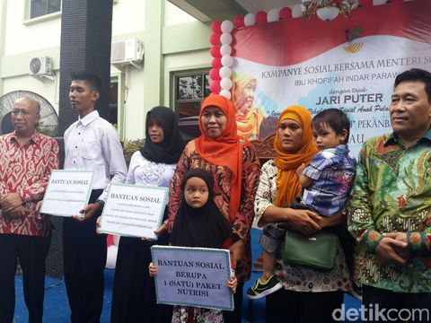 Mensos Serahkan Alat Bengkel Hingga Mesin Jahit ke Panti Sosial di Pekanbaru