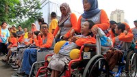 Para penyandang disabilitas menikmati akhir pekan di kawasan SCBD, Sudirman.