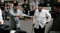 Sejumlah tokoh seperti Alwi Shihab dan Quraish Shihab melayat di rumah duka.
