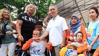 Pendiri Yayasan Artha Graha Peduli Tomy Winata (tengah) dan aktor Hollywood Matthias Heus saat melepas Jalan Sehat Keluarga Disabilitas (JSKD).