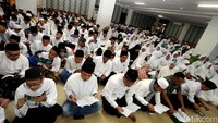 Sejumlah warga nampak khusyuk saat membaca Alquran.