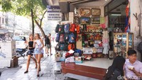 Dikawasan itu pula anda bisa membeli oleh-oleh atau souvenir dan buah tangan dari negara Vietnam. Disepanjang jalan kawasan kota tua tersebut berjejer toko khas Vietnam, kafe-kafe, restoran, hotel hingga bar dan tempat hiburan lainnya.