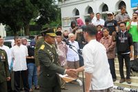 Diiringi Hujan, Jenazah Mar'ie Muhammad Dimakamkan Secara Militer