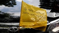 Bendera kuning bertuliskan Marie Muhammad terlihat di salah satu mobil pelayat.