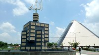 Ada juga Monumen At Tauhid yang berbentuk kubus dengan air mancur di sekelilingnya. Monumen ini dihiasi lafal 99 Asmaul Husna. Pada puncak monumen terdapat lafal Allah (Enggran/detikTravel)
