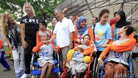 Acara Jalan Sehat Keluarga Disabilitas (JSKD) ini didukung oleh Yayasan Artha Graha Peduli.