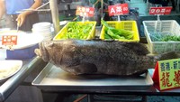 Sebenarnya ada banyak hidangan non halal di pasar malam ini. Namun untuk traveler muslim, lebih amannya mengonsumsi hidangan seafood saja seperti ikan ini, atau jenis seafood lainnya. Wajib coba kalau akhir pekan ini liburan ke Taiwan! (Wahyu/detikTravel)