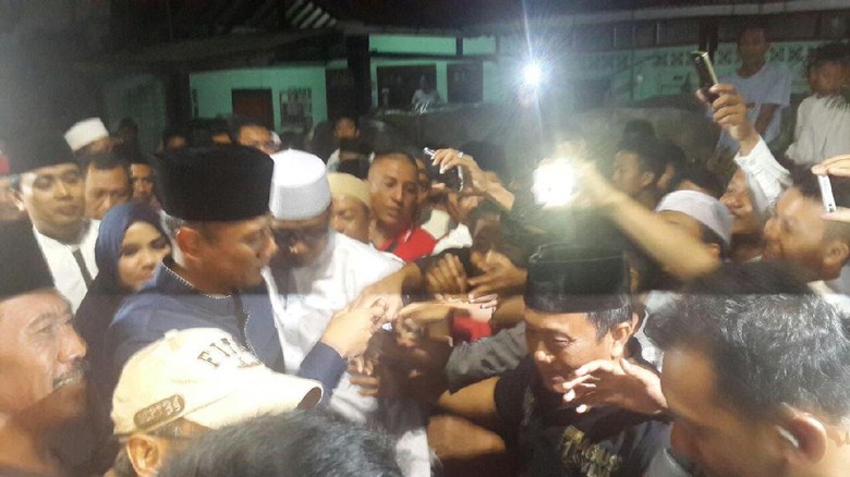 Tiba di Koja, Agus Yudhoyono Disambut Hadroh dan Tepuk 