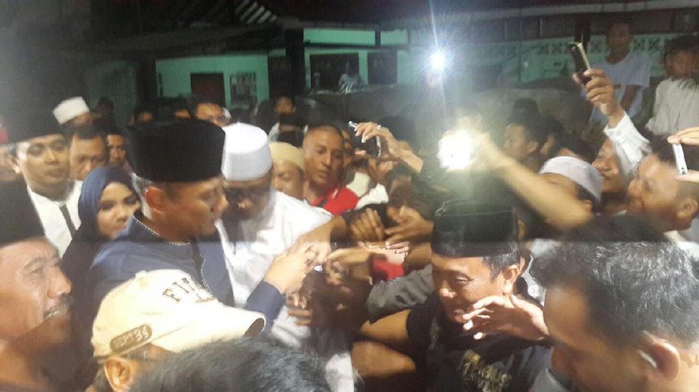 Tiba di Koja, Agus Yudhoyono Disambut Hadroh dan Tepuk Tiba di Koja, Agus Yudhoyono Disambut Hadroh dan Tepuk