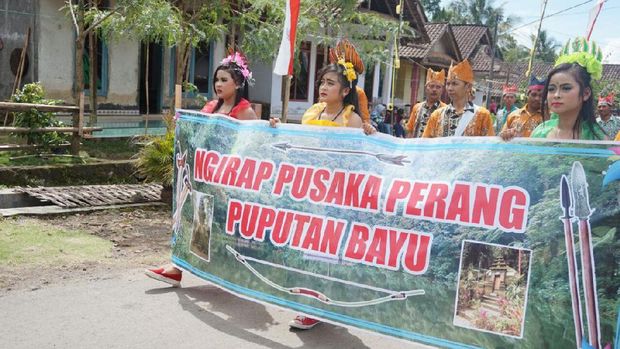 Kirab massal diikuti warga dengan gembira (Ardian/detikTravel)