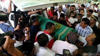 Jenazah Mantan Menteri Keuangan Marie Muhammad dibawa dari rumah duka untuk dimakamkan di TPU Tanah Kusir. Sebelumnya, ia akan disalatkan di Masjid Al Azhar.
