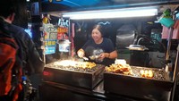 Para pedagang ini terlihat ramah dan murah senyum kepada setiap  traveler yang datang. Kendala bahasa jadi masalah utama, karena kebanyakan dari mereka tidak bisa berbahasa Inggris. Kalau sudah begini, pakai bahasa isyarat saja (Wahyu/detikTravel)