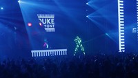 Ia memamerkan kostum dengan LED yang menyala itu di hadapan partygoers. Foto: Asep Syaifulah