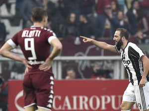 Higuain Dua Gol, Juve Kalahkan Torino 3-1