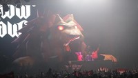 Tak lupa pula dengan aksi yang begitu pecah dari Yellow Claw. Duo asal Belanda itu, tahun lalu, juga mengenakan pakaian kasual. Foto: Asep Syaifulah