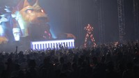 Duke Dumont membuat kaget penonton dengan mempersiapkan cosplay robot. Foto: Asep Syaifulah