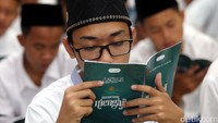 Tradisi maulid di Indonesia selalu dirayakan dengan kegiatan pengajian khataman Alquran atau pembacaan kitab Al-Barjanzi.