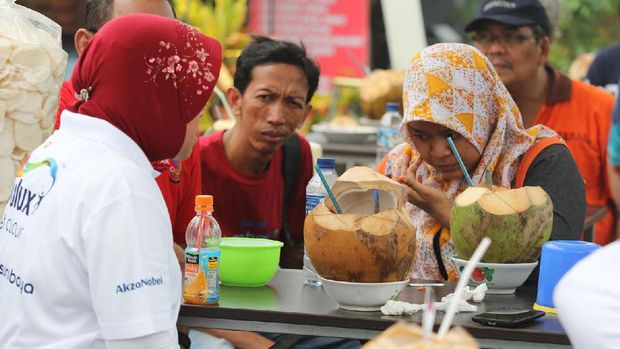 Risma menikmati kuliner di Sentra Ikan Bulak