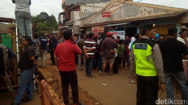 Polisi berjaga di sekitar lokasi olah TKP untuk melakukan sterilisasi dari warga yang ingin menyaksikan