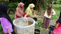Mereka harus berjalan kaki ke sumur untuk mengambil air.