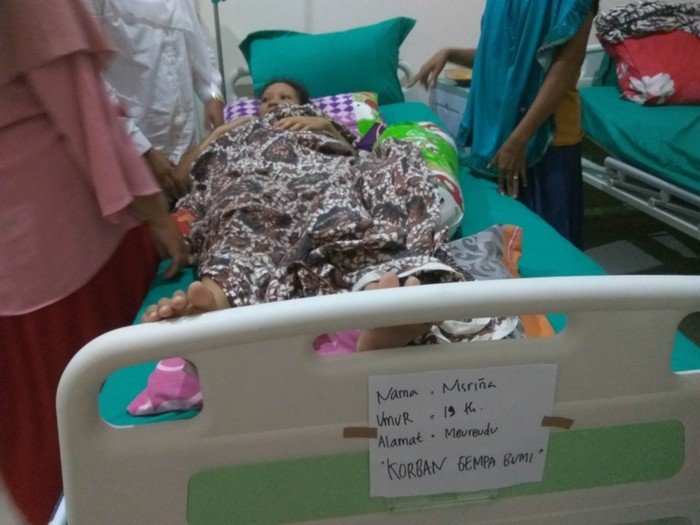 Kunjungi Pasutri Korban Gempa di RS Jeumpa, Mensos Beri Santunan Dana