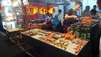 Seafood yang disajikan di pasar malam ini terlihat segar. Sebelum dimasak, seafood ini didisplay di atas meja berisi es batu agar kesegarannya tetap terjaga, sampai nanti dinikmati traveler (Wahyu/detikTravel)