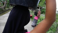 Mereka juga membutuhkan tenda, selimu,t dan tenaga medis karena banyak yang sakit.