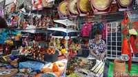 Yup, bila ingin berbelanja disini, anda harus pinter-pinter pilih tempat dan tentunya harus bisa menawar.