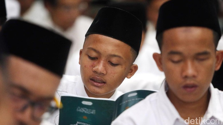 Sambut Maulid Nabi, Warga Cibinong Gelar Khataman Akbar