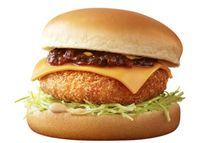 Wah, Enaknya Burger Berisi Kroket Udang dan Makaroni yang Renyah Gurih Ini!