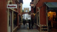 Di Palio Piazza ada kurang lebih 100 toko yang menjual beragam pernak-pernik yang cocok untuk oleh-oleh. Toko-toko ini menempati bangunan bergaya pedesaan Italia, lengkap dengan lorong-lorongnya yang bisa traveler jelajahi (Pasti/detikTravel)