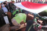 Diiringi Hujan, Jenazah Mar'ie Muhammad Dimakamkan Secara Militer