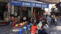 Hanoi merupakan ibukota negara Vietnam yang masih sangat kental mengatut sistem komunis. Sebuah kota yang bisa dibilang sangat eksotis, tidak menampilkan kemewahan sedikitnpun. Selama berada disana Anda akan mendapati suasana Pedesaan atau Kampung yang berada di tengah kota tersebut.