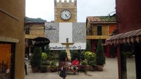 Tepat di tengah-tengah Palio Piazza ada sebuah menara jam, dengan taman mungil berair mancur yang tertata rapi di depannya. Di sini traveler bisa duduk-duduk sebentar setelah lelah berbelanja (Pasti/detikTravel)