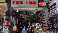 Ada satu toko yang kami kunjungi Phuc-Long di 50 Hang Gai, Hanoi di kawasan Kota Tua tersebut. Rupanya toko ini dulunya dimilii oleh orang Indonesia. Pekerjanya pun bisa sedikit mengerti bahasa melayu ataupun Indonesia.