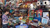 Beragam souvenir dan kerajinan tangan khas Vietnam tersaji lengkap dengan harga relatif murah.